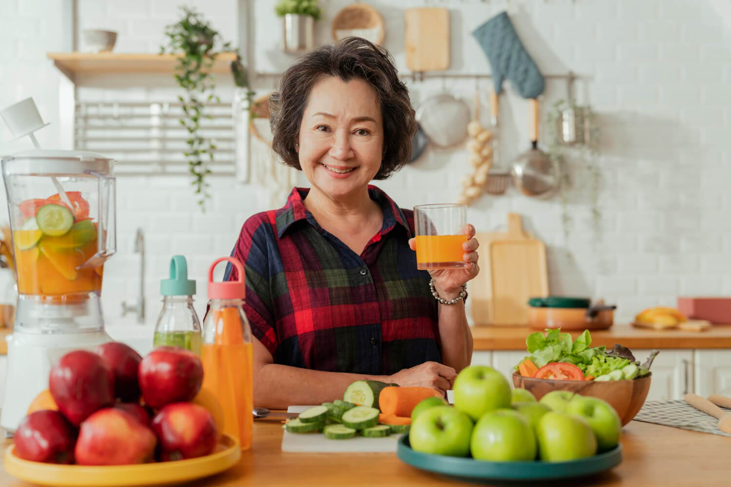 mature-smiling-woman-cook-salad-fruits-vegetables-attractive-mature-woman-with-fresh-green-fruit-salad-home-senior-woman-apron-standing-kitchen-counter-relaxing-house-weekend-time